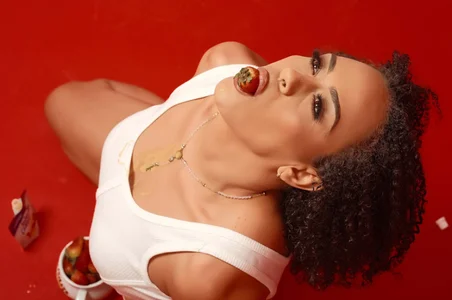 TabyJhonson Public Foto 2