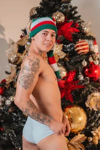 RaymondStonee My first christmas here 🎄🎅🏽 Pic 3