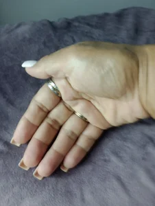 summer_night_ lady's hands Pic 3