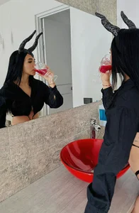 scarlett__evans_ Your evil queen😈 Immagine  4