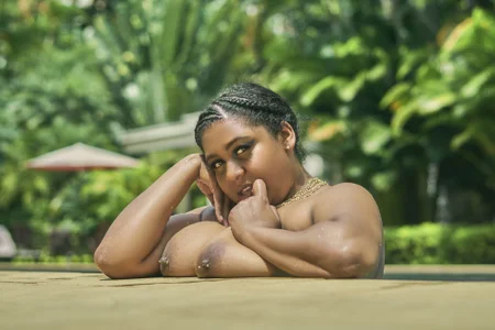 BiancaFollerachのgirl in the poolの 4枚の写真