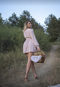 VickyDiamondd Picnic time, I bring the wine Pic 6