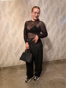 AllisonRoberts_ Elegance doesn't need permission... just a look. ✨ Foto 5