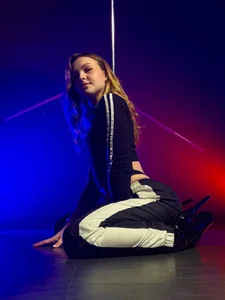 stay_with_aliceCheeky girl图片