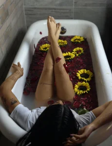 SelenaStonne A bath together? 🫦 Immagine 