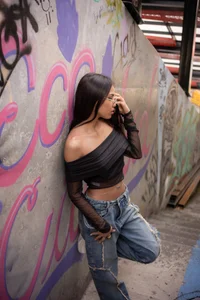 miyu_lu Between graffiti and neon lights... here I am 💚 Pic 3