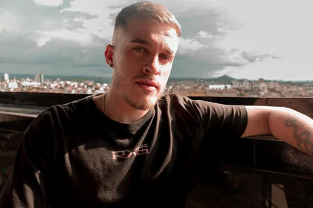 keane_lee_ 😏 That smile is just the beginning. Immagine  2