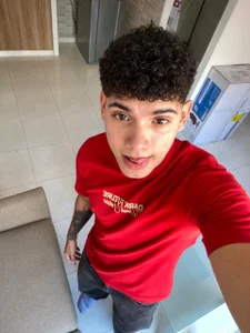 justin_payn14のREDの 2枚の写真