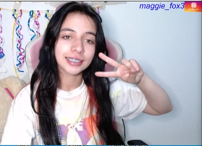 Maggie_Fox3 happy Immagine  3