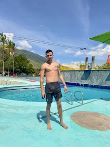 Sharon_Tyga20のin the poolの枚の写真