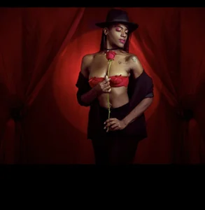 Alma_Stevenson 🌹 টি ছবি