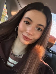 Amelia_Vesper 𝒞𝒶𝓉𝒸𝒽𝒾𝓃𝑔 𝓉𝒽𝑒 𝓈𝓊𝓃'𝓈 𝓇𝒶𝓎𝓈☀️ Bilde 3
