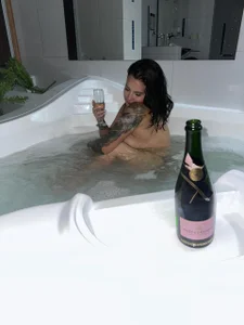 GabyMejiaa Cheers my Gaby lovers, I love you❤️🍾 รูป  2