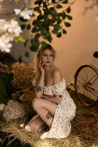 Lisa_Blossom Public Pic 3