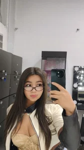 KimDevinne “You make my smile a little more dangerous tonight 😏💞” Pic 3