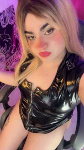 Maryan_x the queen wears black clothing Pic 2