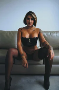 IsisRivera Your head under my heels Bilde