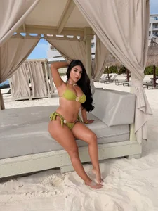 Mila_Hudson I love going to the beach slika 3