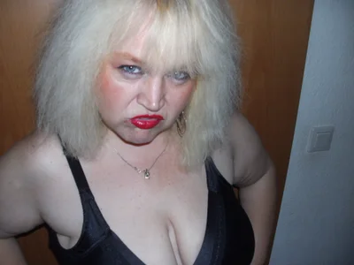 Blasflittchen Milf Bitch posen Pic 7