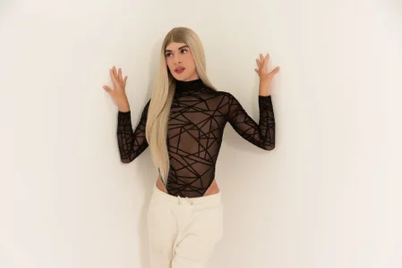 Between whispers and temptation de PerlaRogerss_  3 Imagens