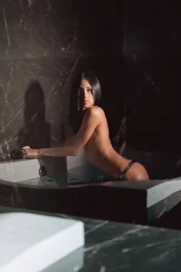 Caroline_foster1 Hot tub 🔥 Pic