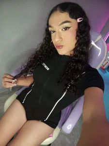 scarletcherry18 Hi love, I'm online, come and take off my tight suit.  3টি ছবি