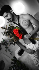 AlejandroStormm Black & White (?) 👀🌹 Foto