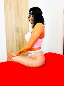 sarahhernandezのhappy valentine my love "I'll wait for you in the chat so you can see the rest."の 2枚の写真