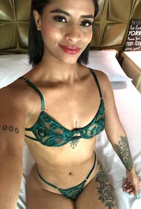 Zdjęcia AnahisBennett Green lingerie💚:  2