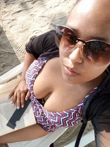 nahomygrey_ on the beach enjoying the sun Bilde 5