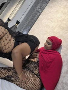 Helen_Camila Public Pic 2