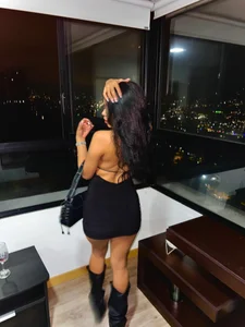KarolRojas_22 A drink, for a glass of wine? 🖤🐈‍⬛🍷 slika
