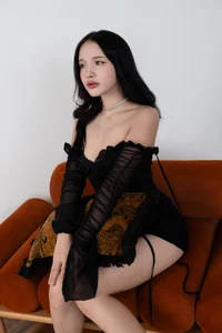 The lady in black🖤 od AnneCurtis  8 snímek