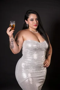 EmmaWalkerr_HBD to me 🥂 Bild 3