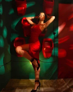 LucyVixxen Lady in Red Foto 5