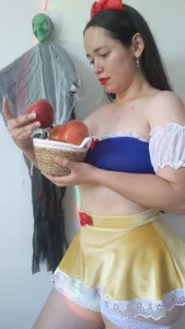 loreen_grey La reina tenía razón… esta belleza sí da miedo 💖🍎 Foto 7