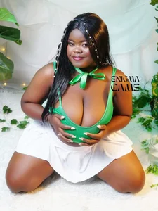 neighbor-ebony Public Foto 2