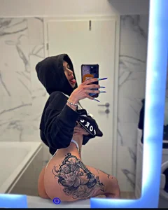 Cassy-Foxy Public Pic 8