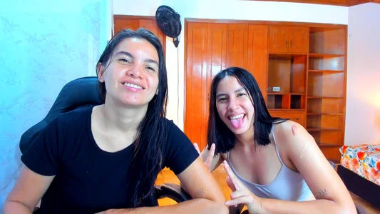 Emily_and_Soffy :)  3টি ছবি