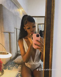 IsisBrown_ Public  5টি ছবি