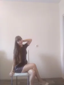 The hostess directs de KiraGoldens  3 Imagens