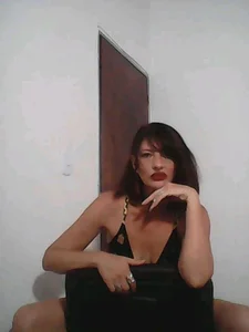 isabella-lips007 Public Pic 2