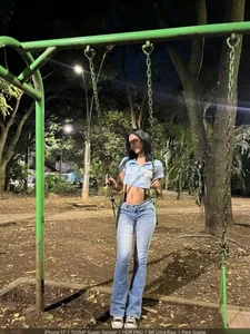 This black-haired girl caught everyone's attention in the park😋 od AlishOward35  2 snímek