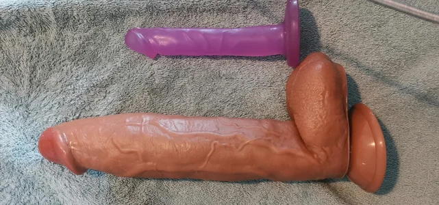 Nice2Three2のToys for you - with 6 inch dildo for comparison!の 3枚の写真