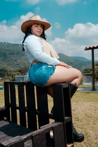 MelanyShayk This cowgirl needs a huge ock to ride Pic 2