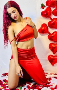 Alisha_Evans_Rs Tonight, hearts aren’t the only thing racing. 🔥💋 Pic 3