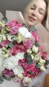 AnnAbbey with the flowers that you gave Immagine  2