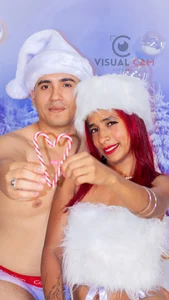 Whispers Under the Christmas Tree 🎄💋🎅 de samy_carson_  photos