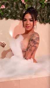 sexy woman in tub de KATALINA_HOT_TS  2 Imagens