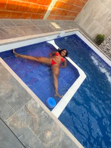 Berry_Bans in the very hot pool 🥵 Bilde 4